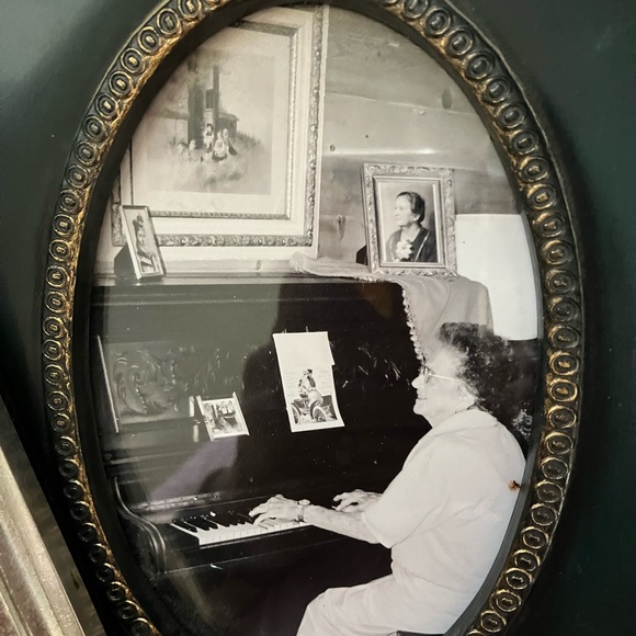 VNTG EARLY ERAS  FRAMED GIRL PHOTOS SHOWS  FASHION HAIR STYLE JEWELRY EXPRESSION - Picture 4 of 16